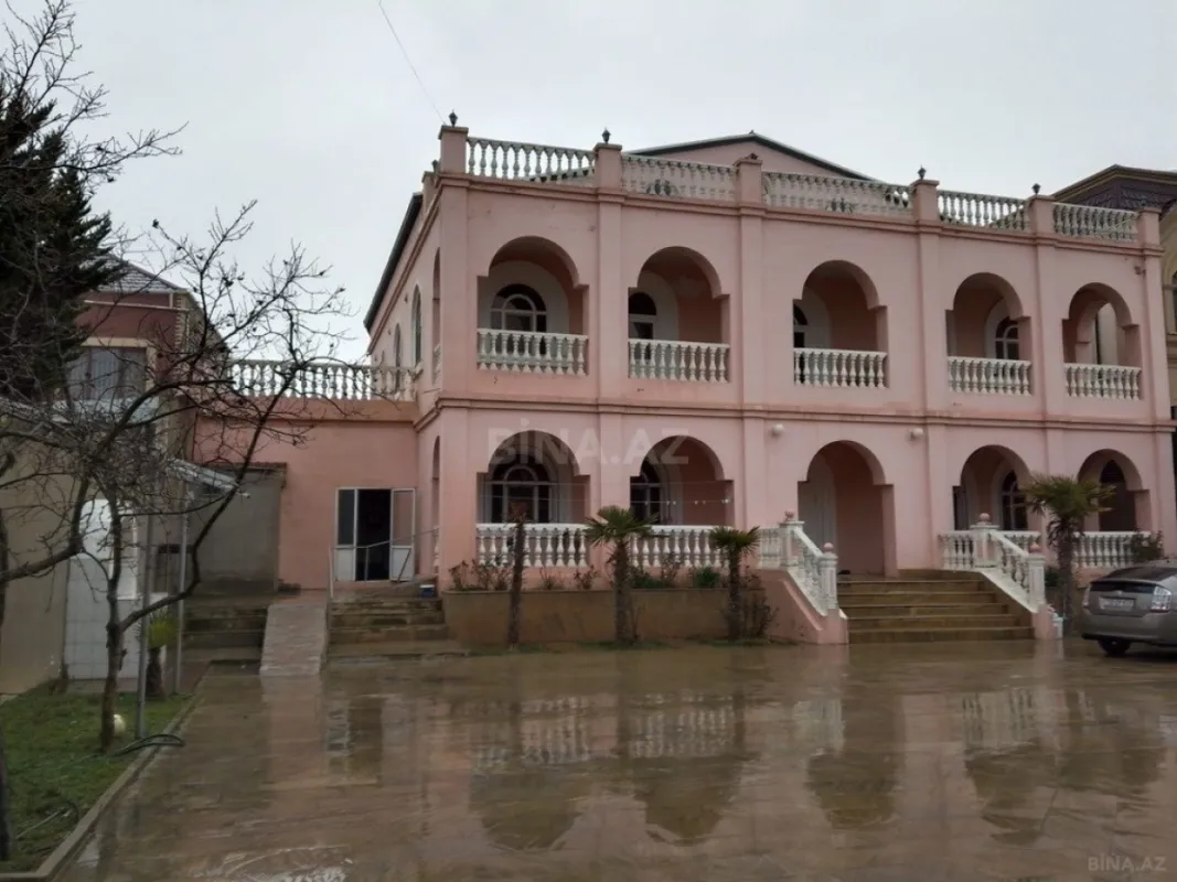 Satılır 10 otaqlı həyət evi 747 m²