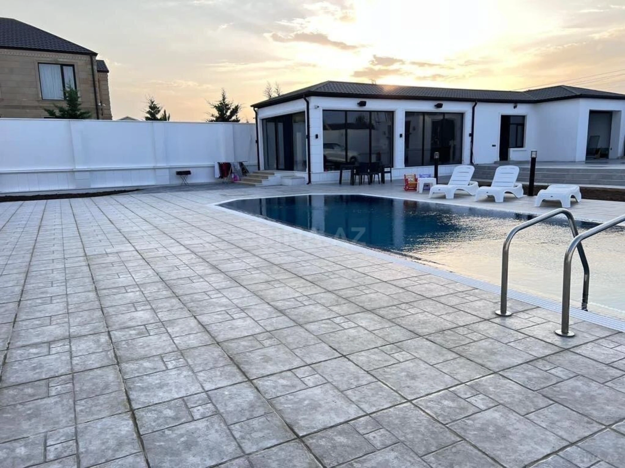 Kirayə verilir 5 otaqlı həyət evi 380 m²