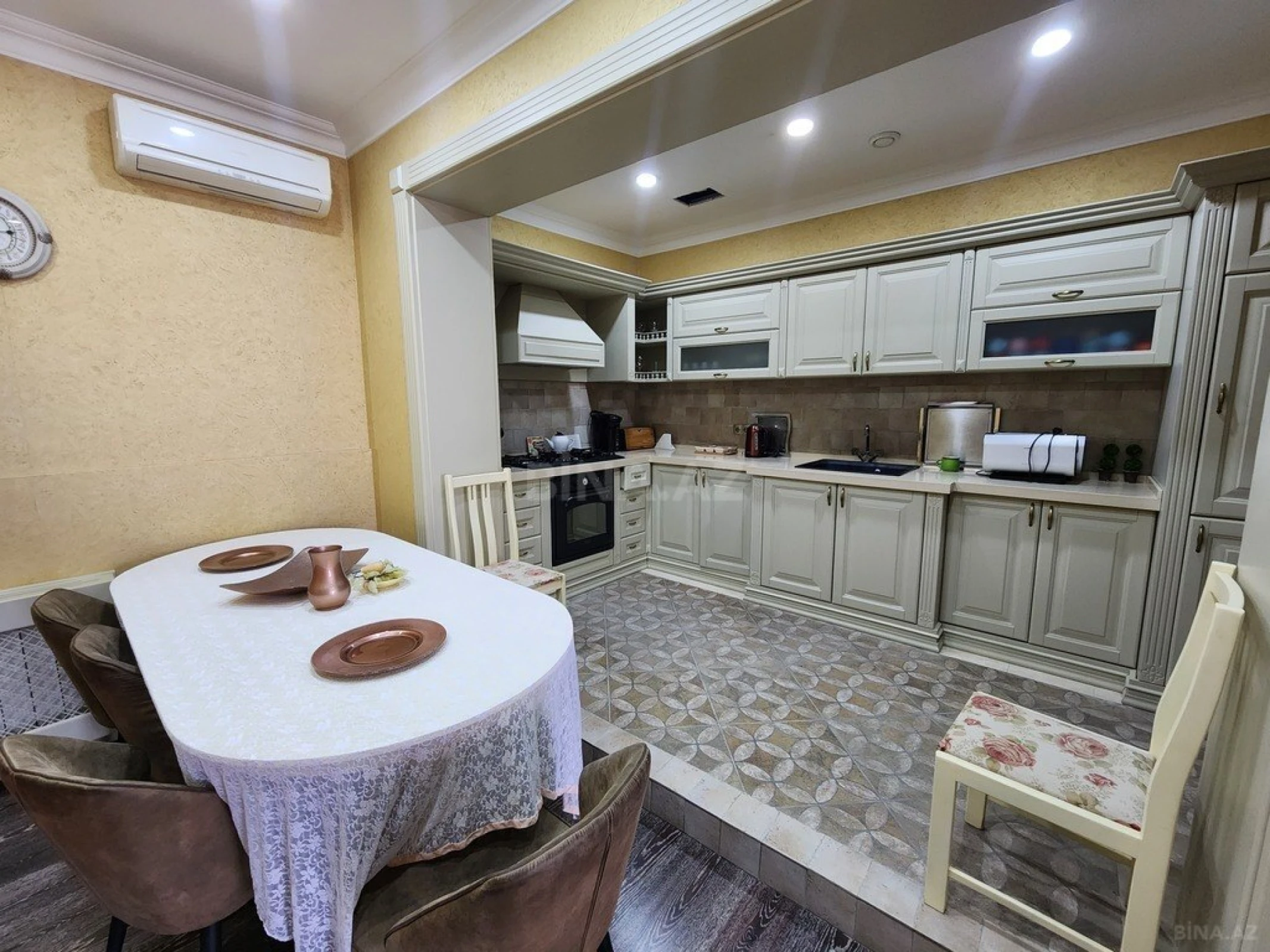 Kirayə verilir 8 otaqlı həyət evi 500 m²