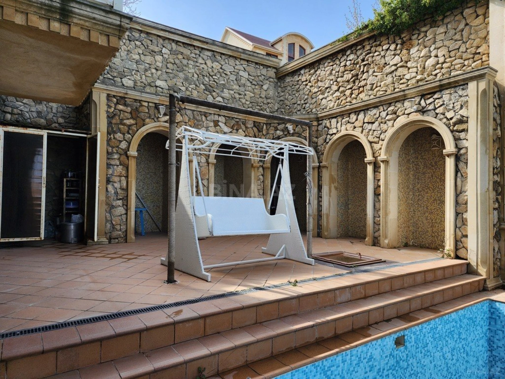 Kirayə verilir 8 otaqlı həyət evi 500 m²