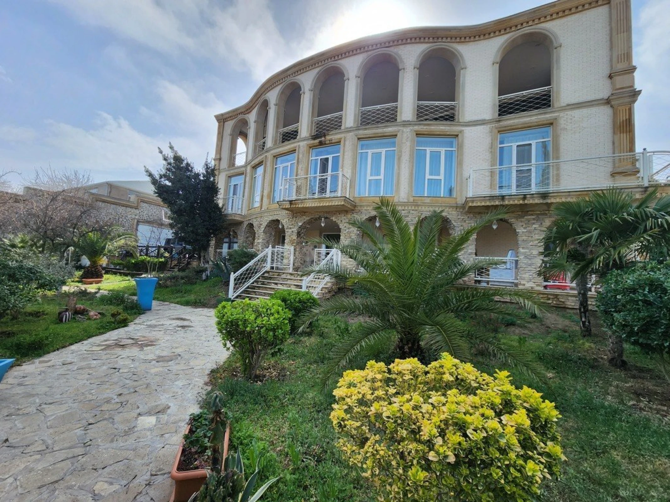 Kirayə verilir 8 otaqlı həyət evi 500 m²