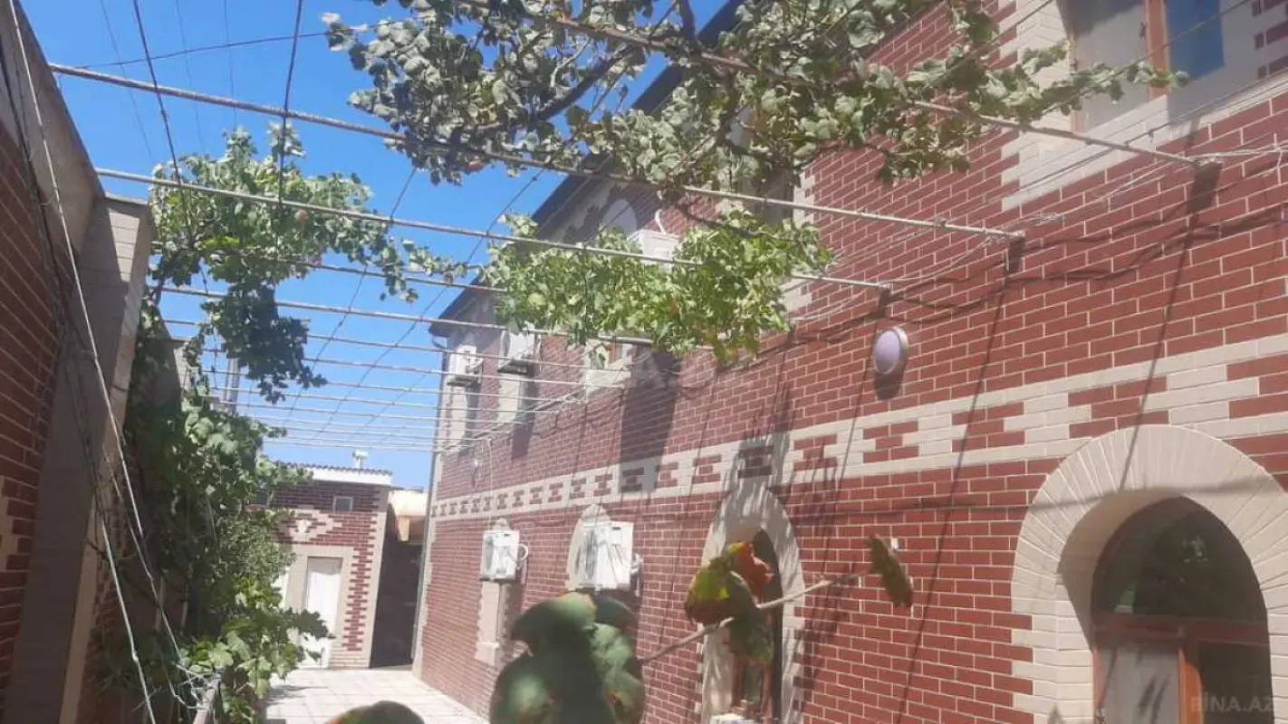 Satılır 12 otaqlı həyət evi 450 m²