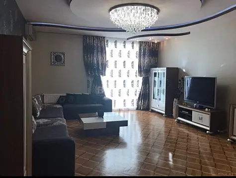 Satılır 4 otaqlı mənzil 180 m²