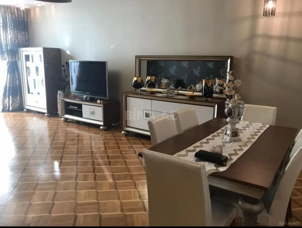 Satılır 4 otaqlı mənzil 180 m²