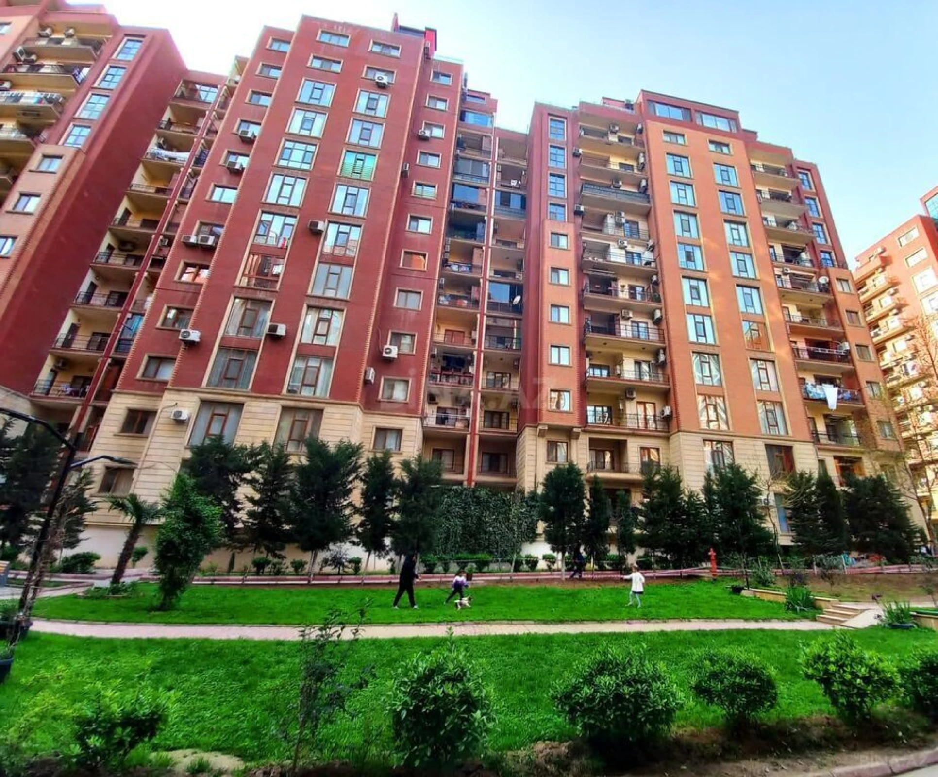 Satılır 4 otaqlı mənzil 180 m²