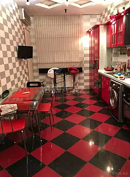 Satılır 4 otaqlı mənzil 180 m²