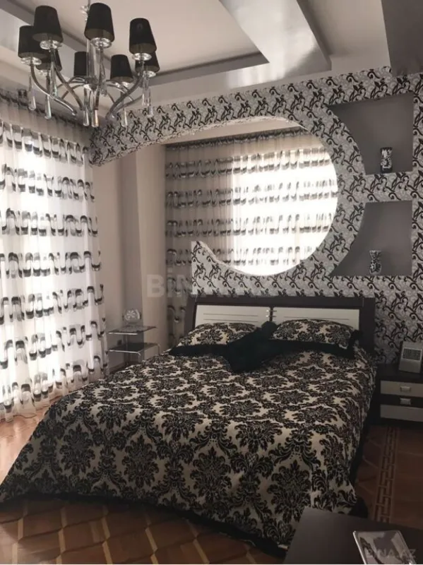 Satılır 4 otaqlı mənzil 180 m²