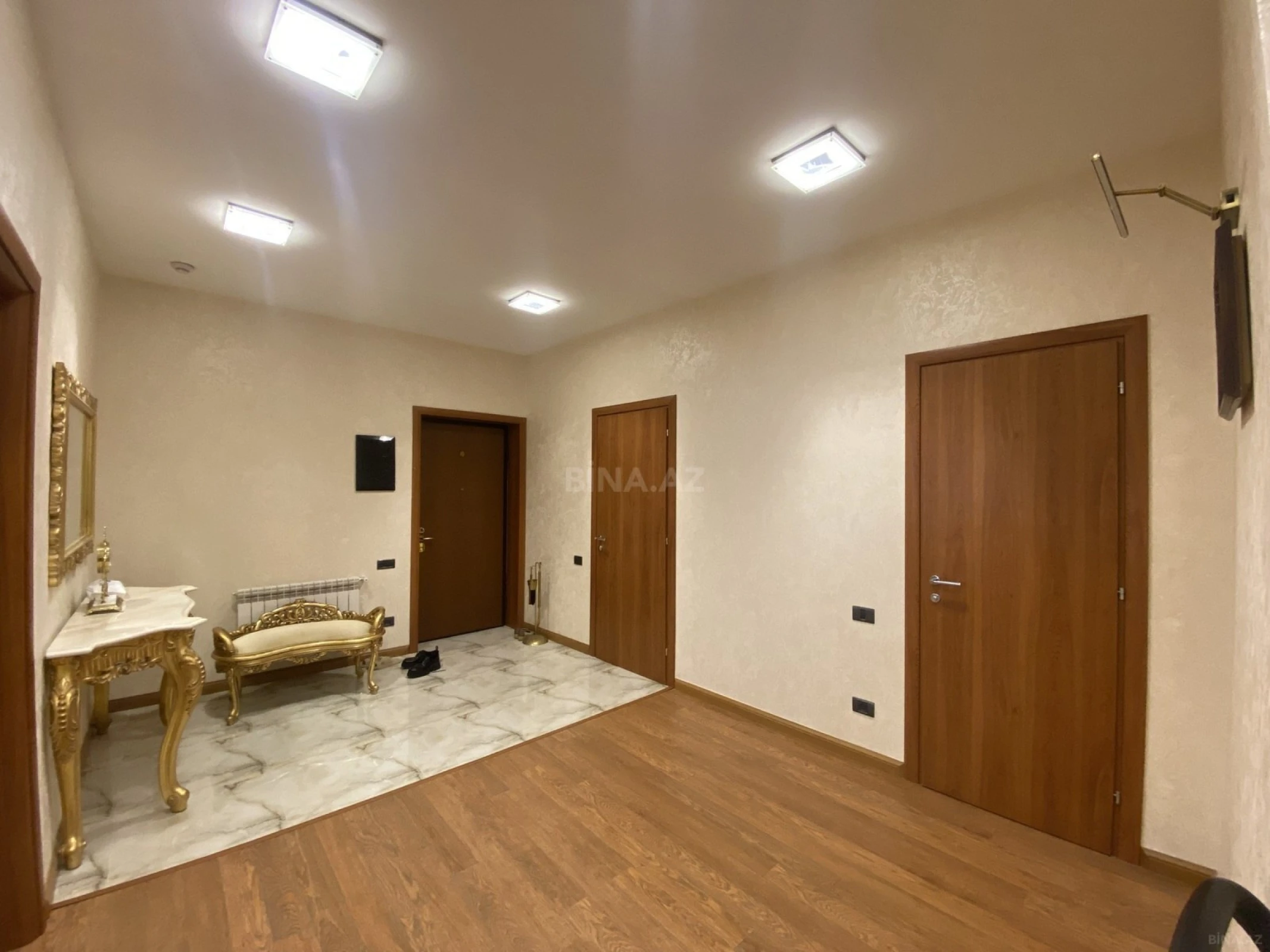 Satılır 4 otaqlı mənzil 175 m²