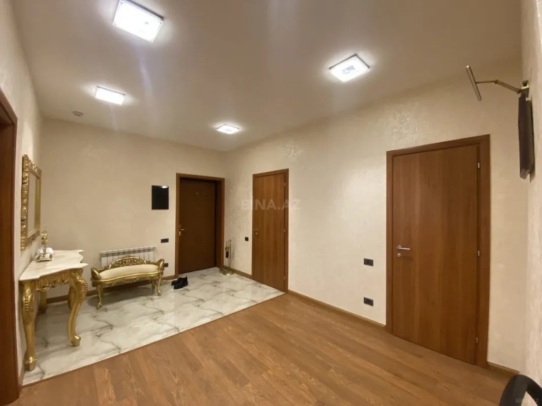 Satılır 4 otaqlı mənzil 175 m²