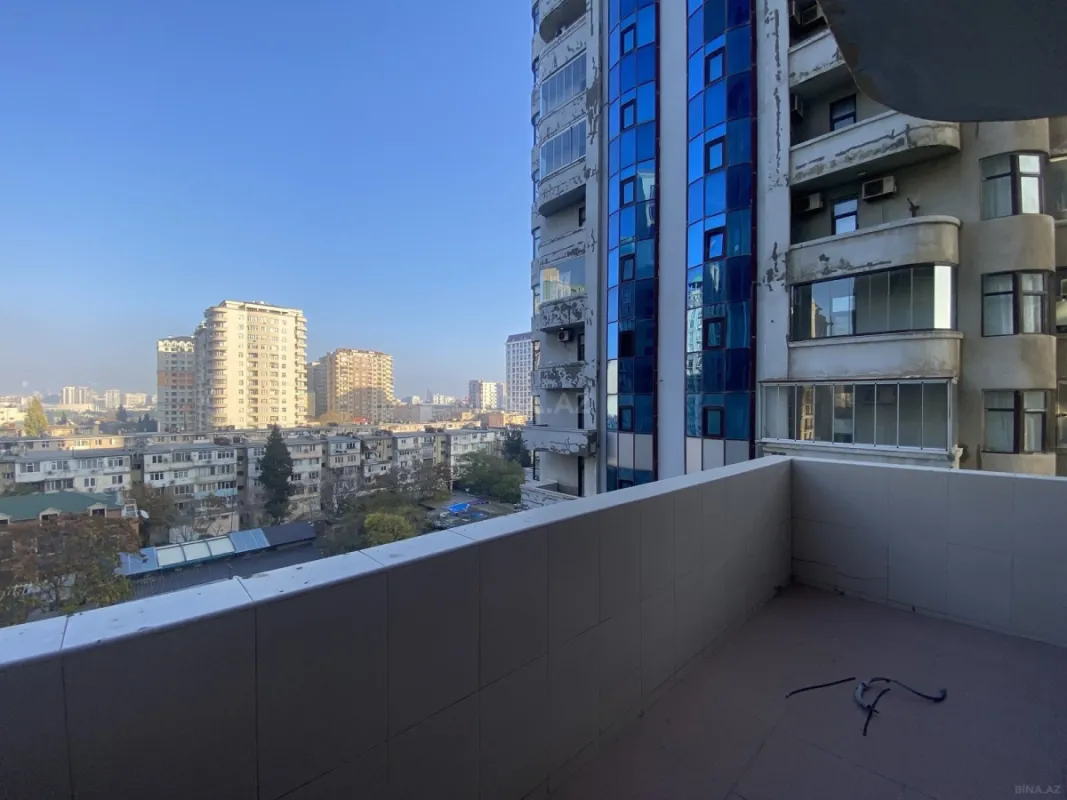 Satılır 4 otaqlı mənzil 175 m²