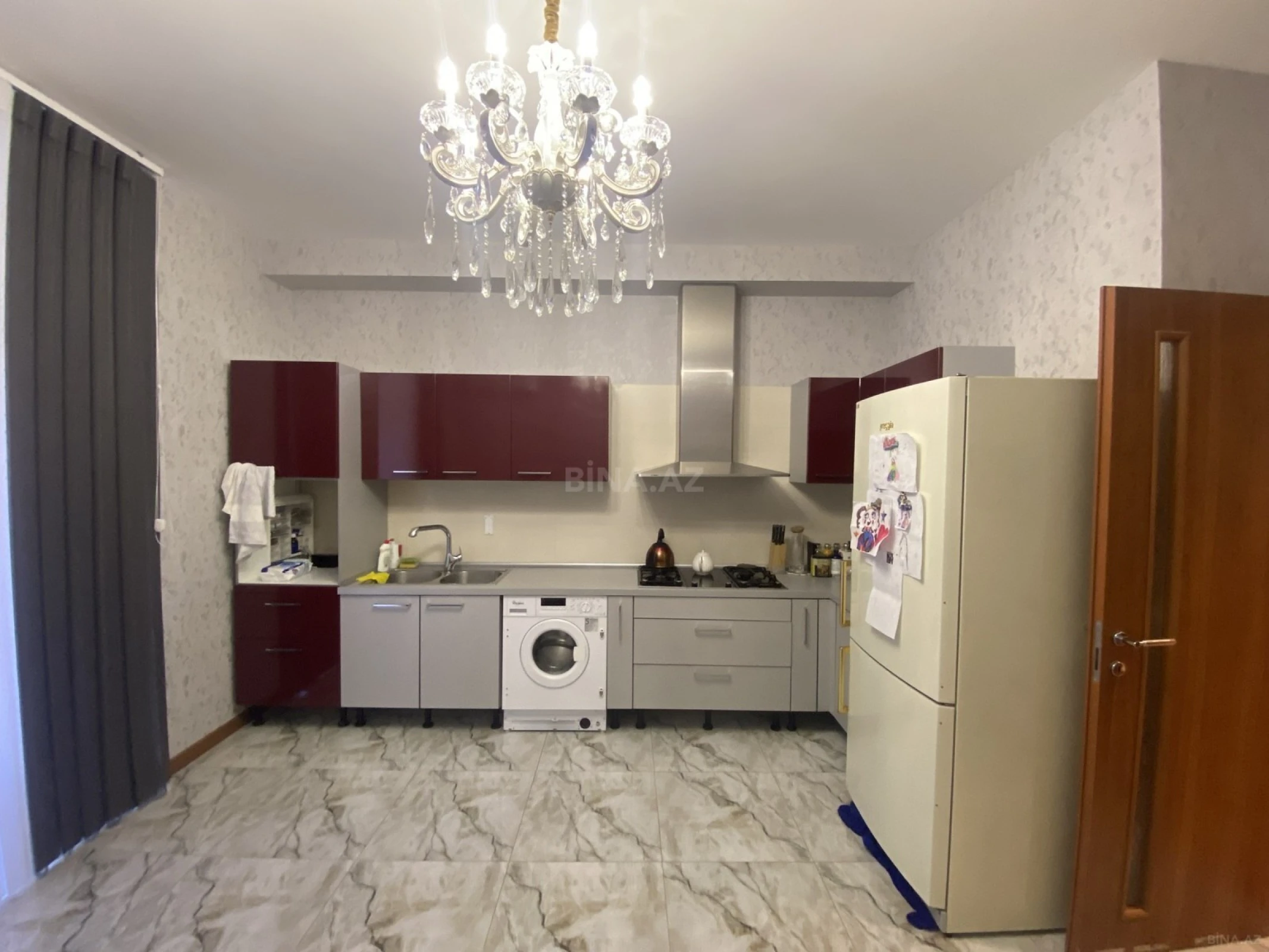 Satılır 4 otaqlı mənzil 175 m²