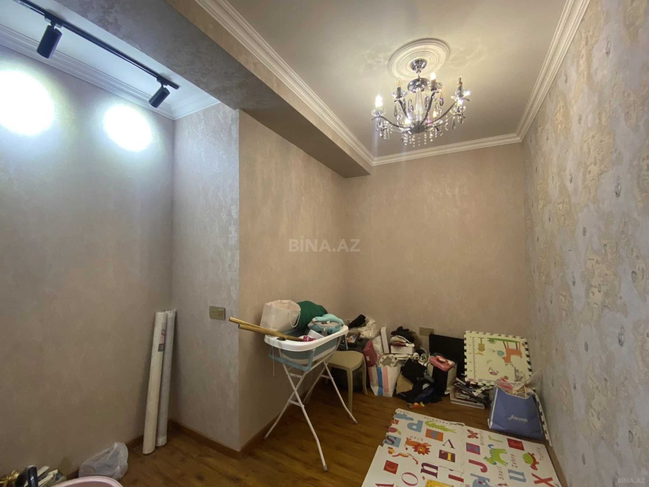 Satılır 4 otaqlı mənzil 175 m²