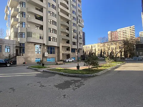 Satılır 4 otaqlı mənzil 175 m²