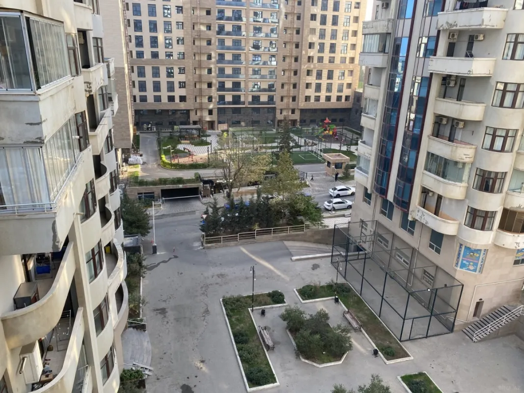 Satılır 4 otaqlı mənzil 175 m²