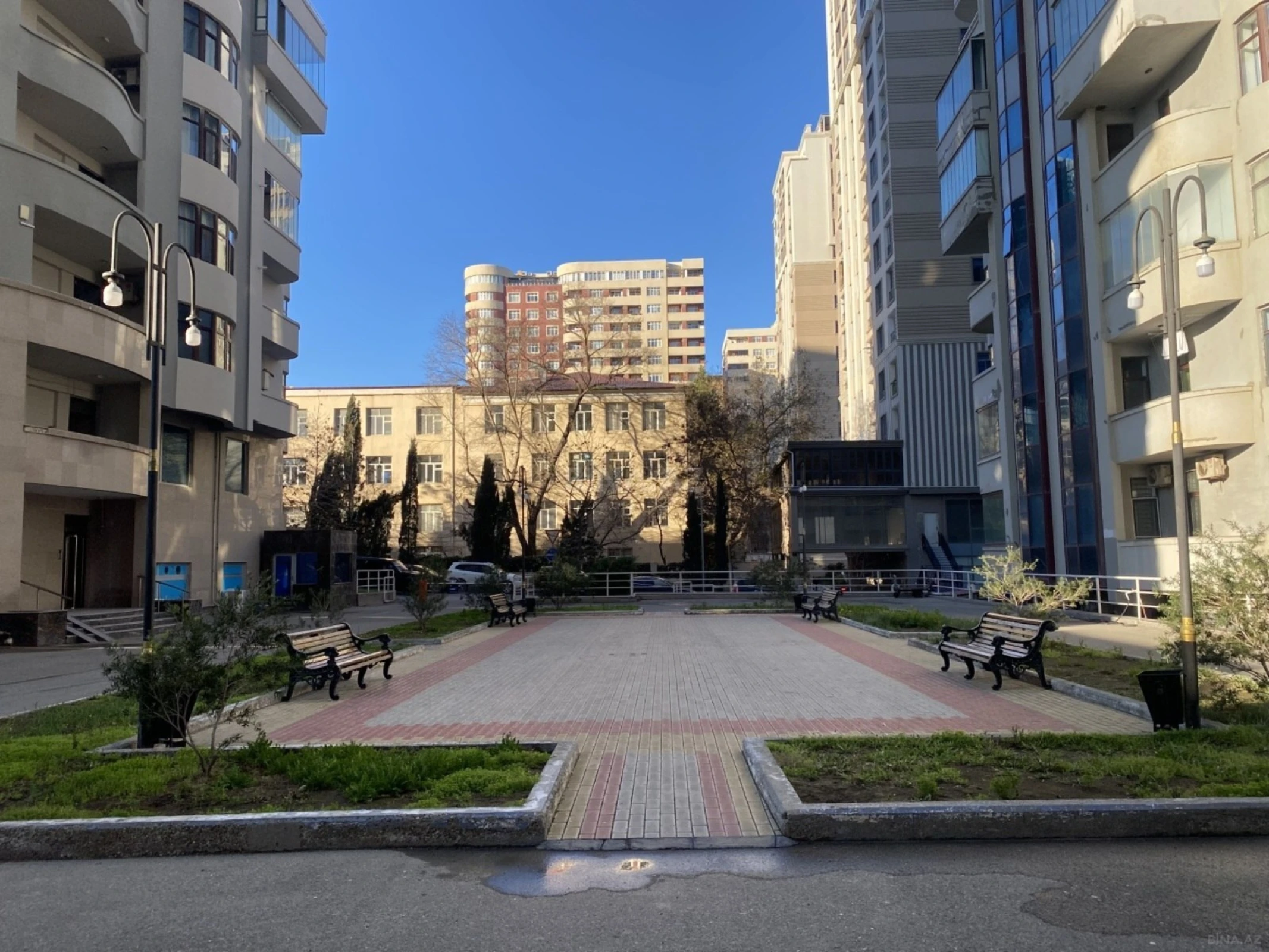 Satılır 4 otaqlı mənzil 175 m²