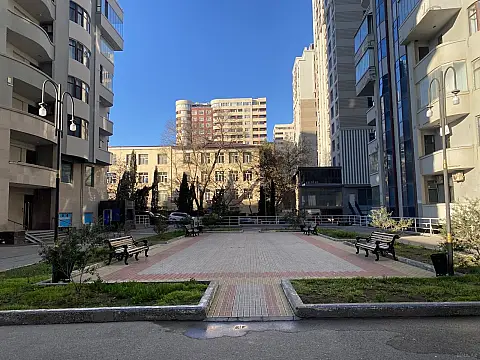 Satılır 4 otaqlı mənzil 175 m²