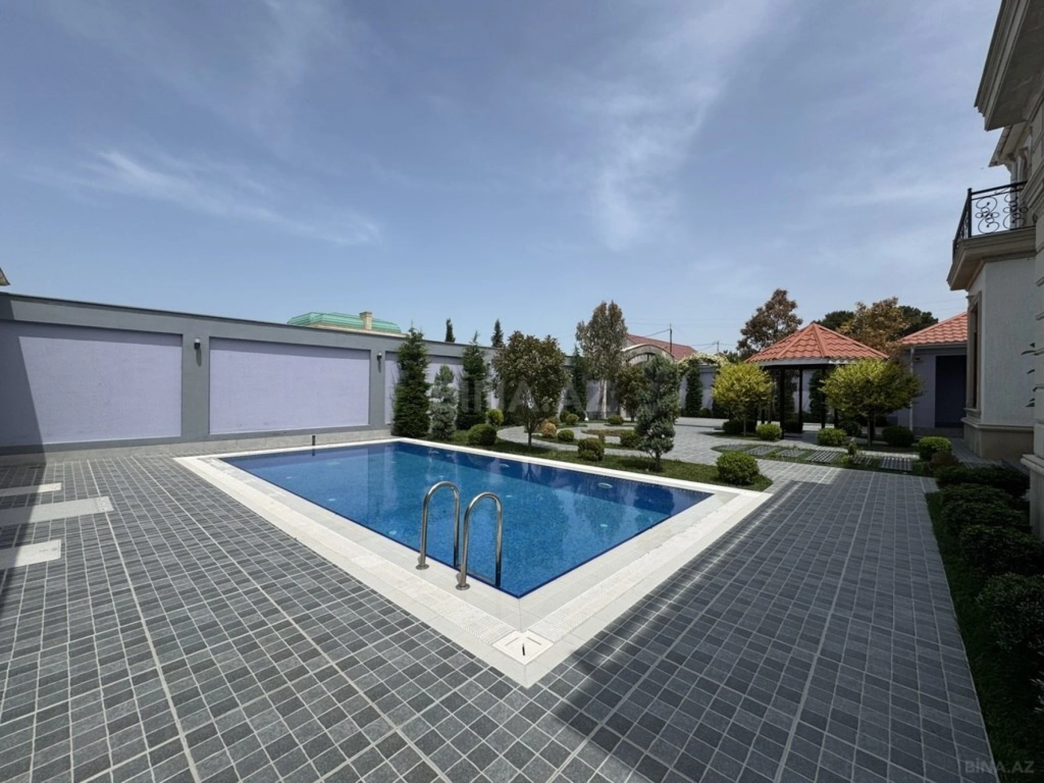 Satılır 5 otaqlı həyət evi 400 m²