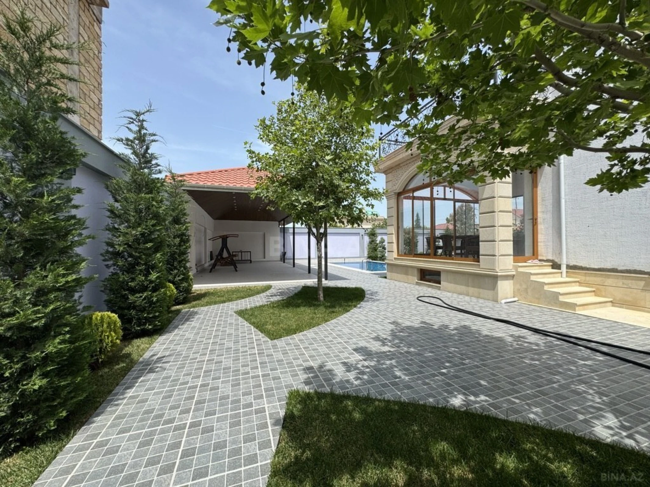 Satılır 5 otaqlı həyət evi 400 m²