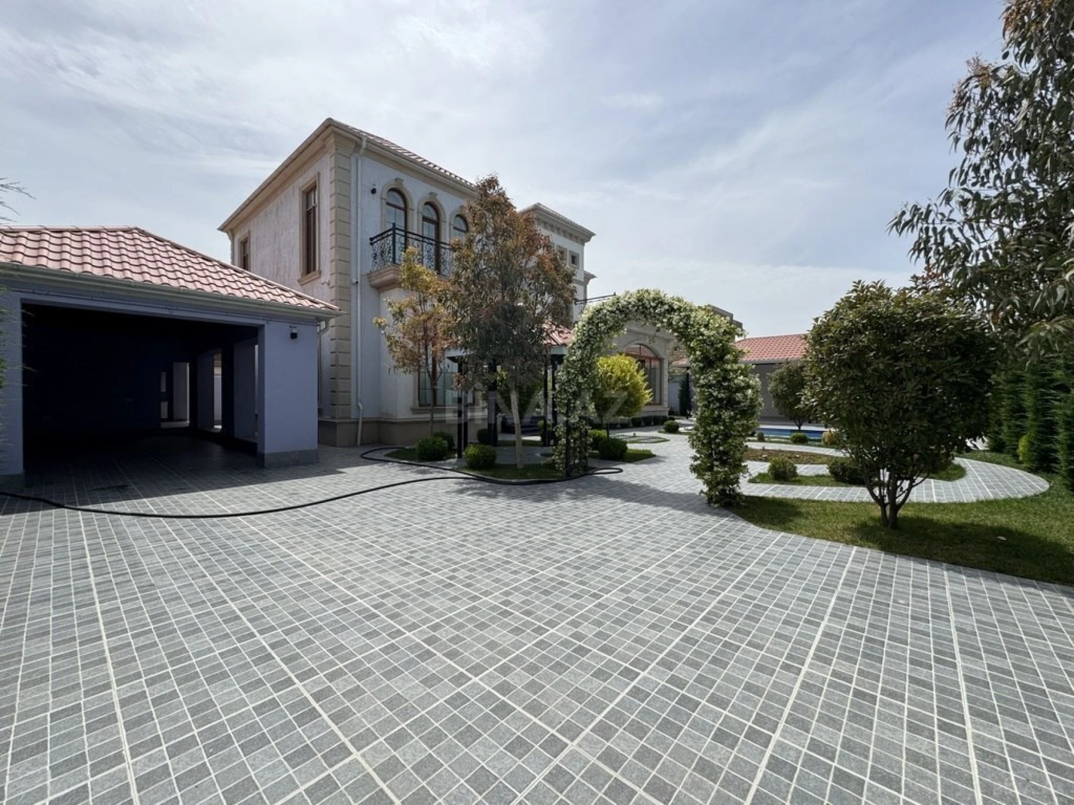 Satılır 5 otaqlı həyət evi 400 m²