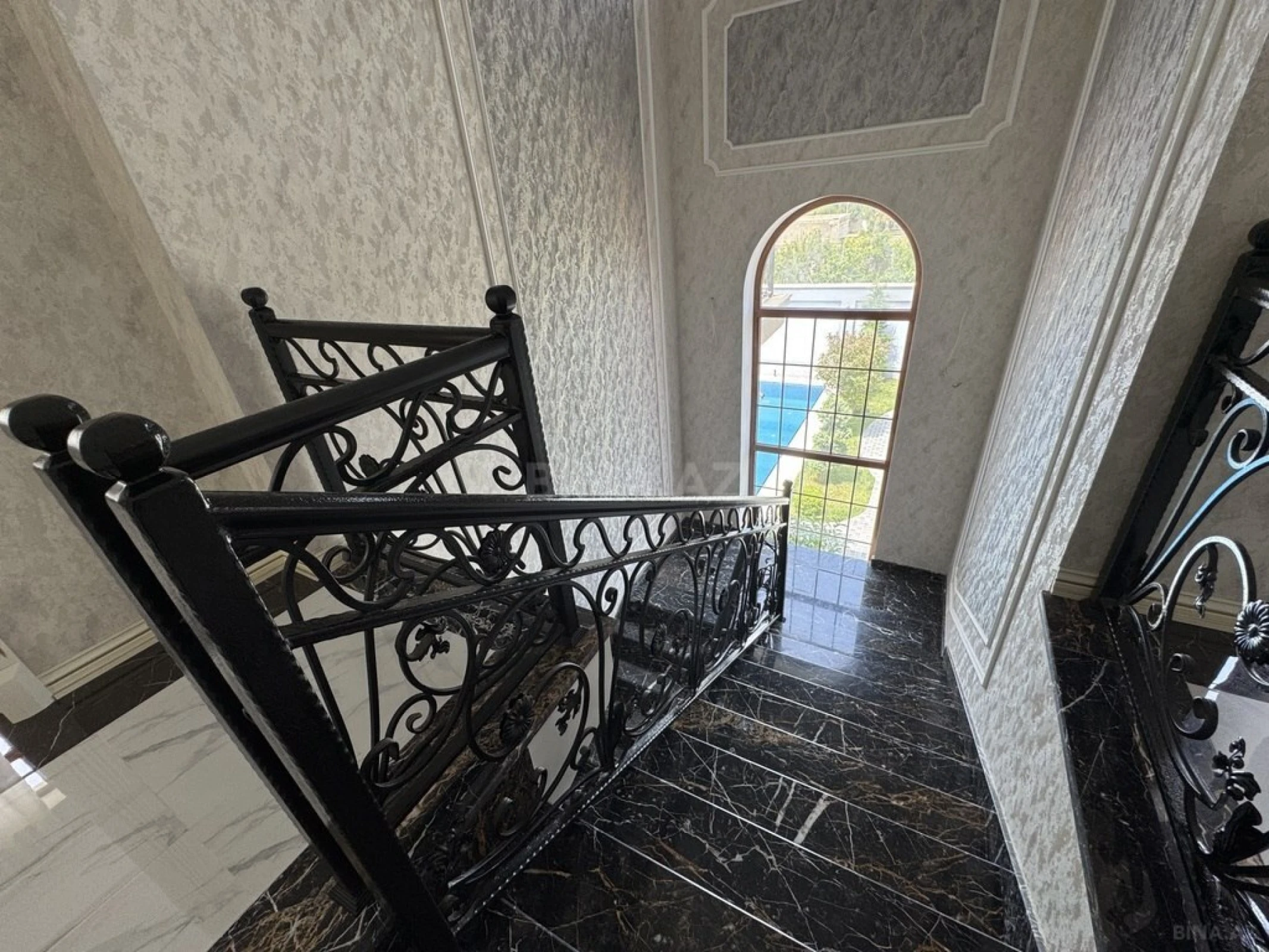 Satılır 5 otaqlı həyət evi 400 m²