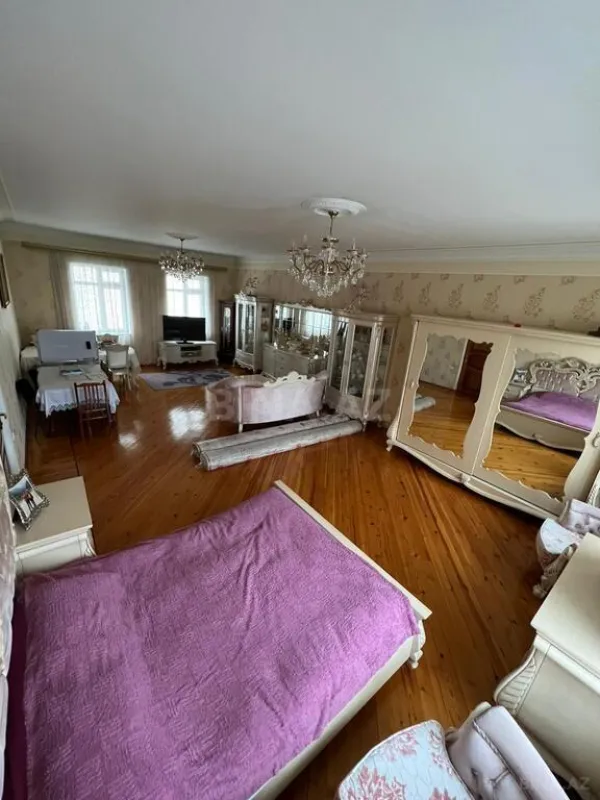 Satılır 9 otaqlı həyət evi 520 m²
