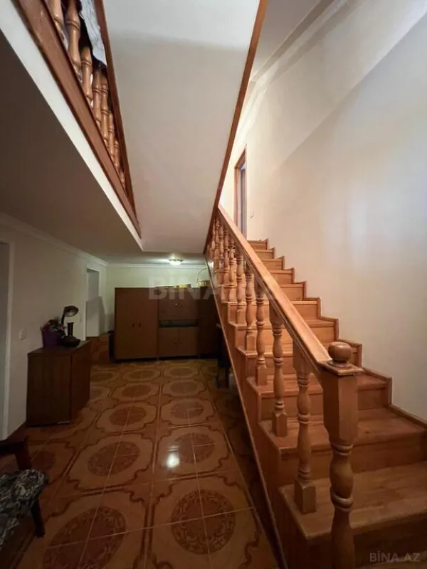 Satılır 9 otaqlı həyət evi 520 m²