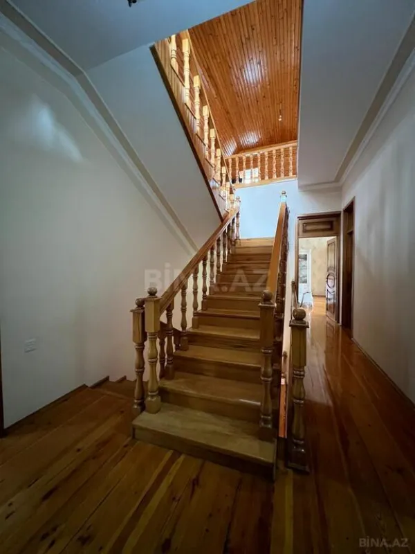 Satılır 9 otaqlı həyət evi 520 m²
