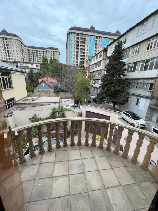Satılır 9 otaqlı həyət evi 520 m²