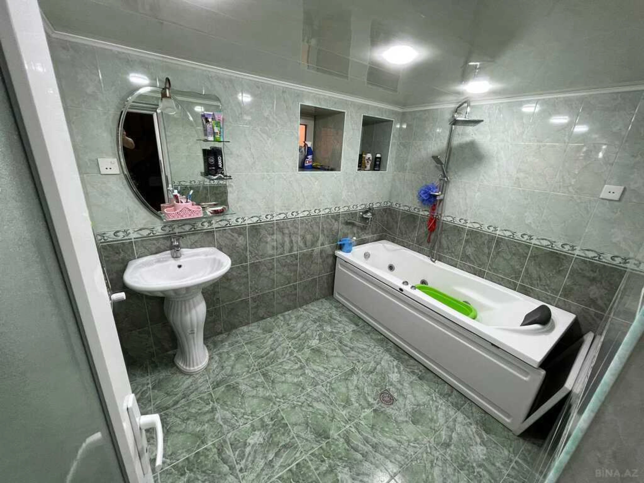 Satılır 9 otaqlı həyət evi 520 m²