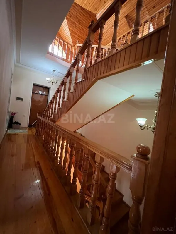 Satılır 9 otaqlı həyət evi 520 m²