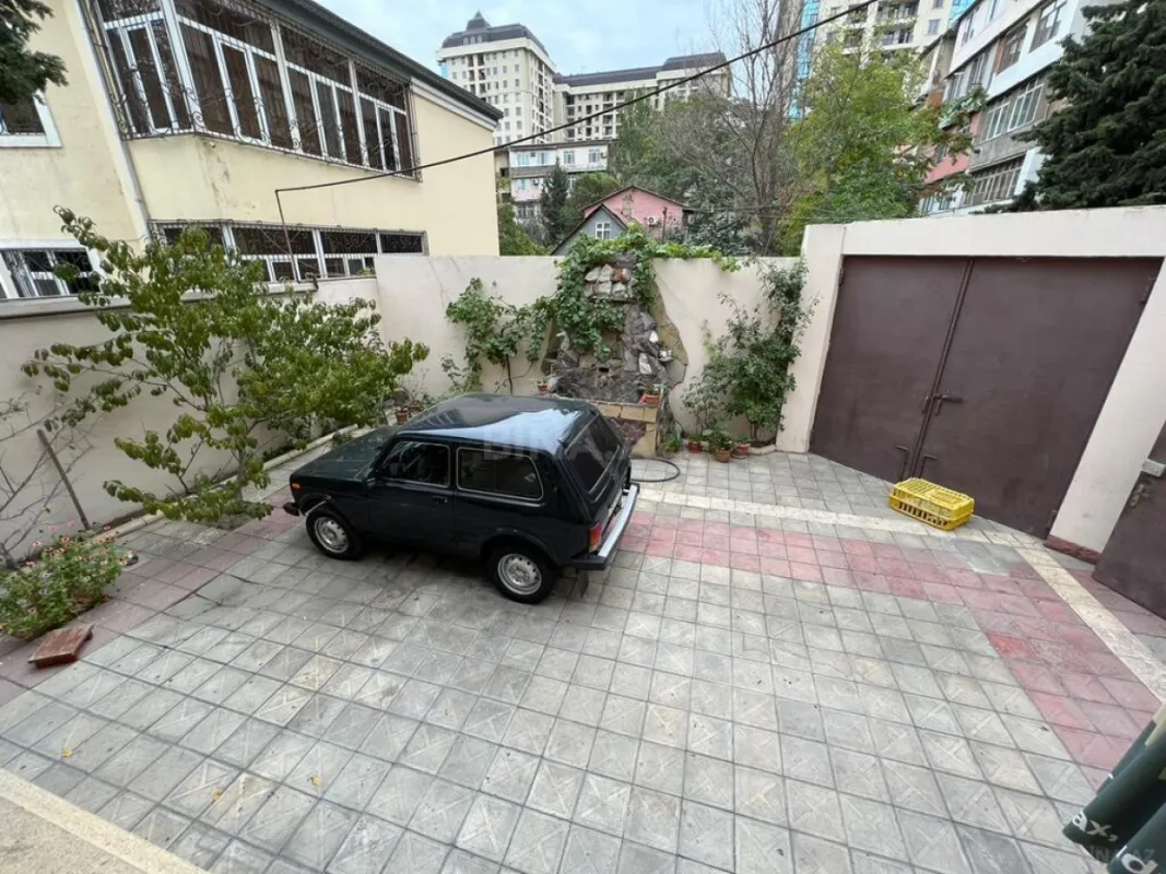 Satılır 9 otaqlı həyət evi 520 m²