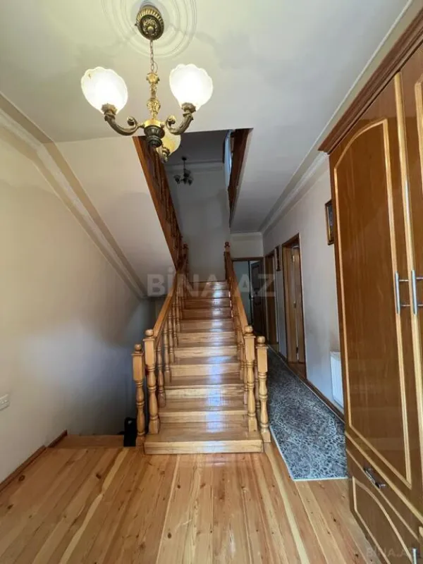 Satılır 9 otaqlı həyət evi 520 m²
