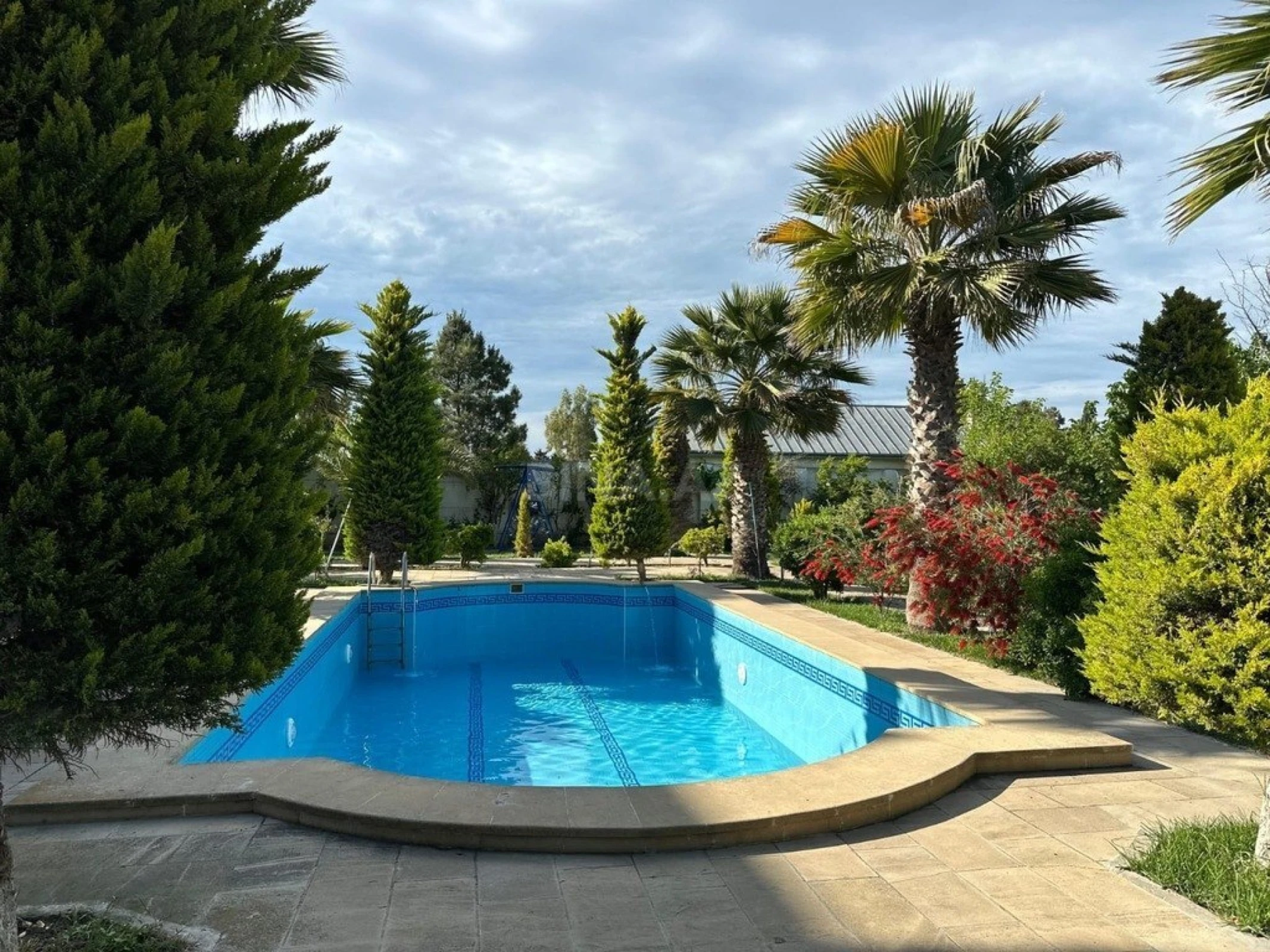 Kirayə verilir 6 otaqlı həyət evi 400 m²