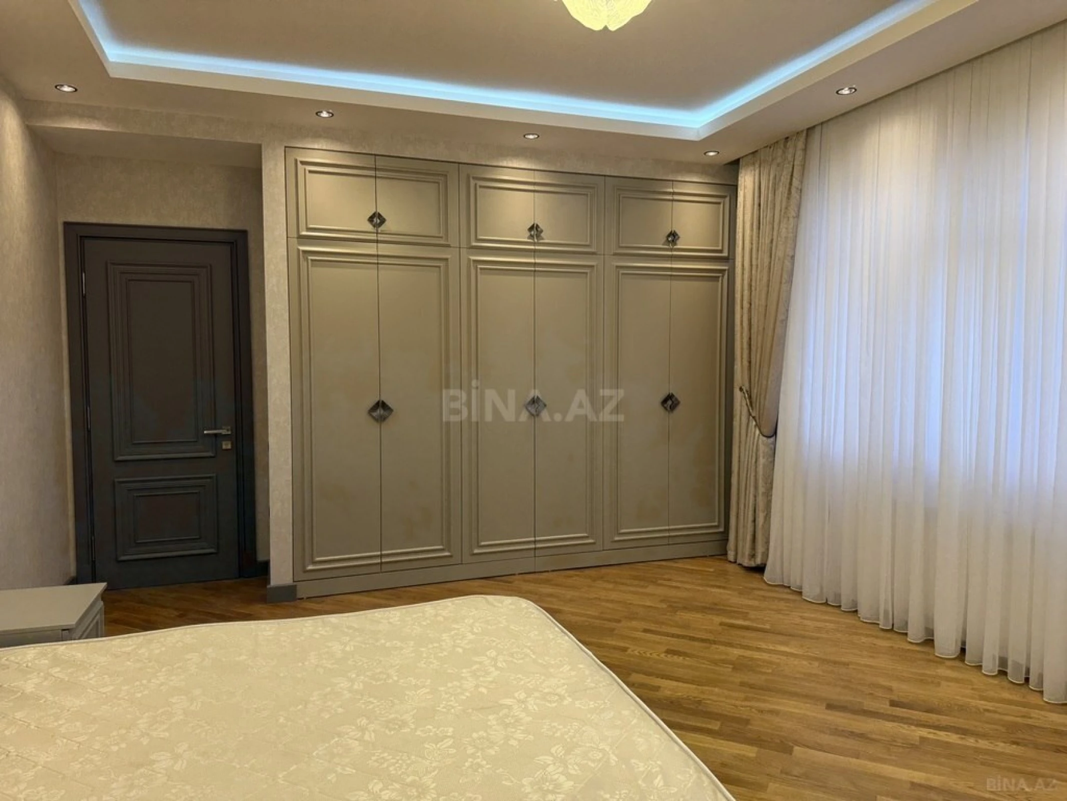 Kirayə verilir 3 otaqlı mənzil 150 m²