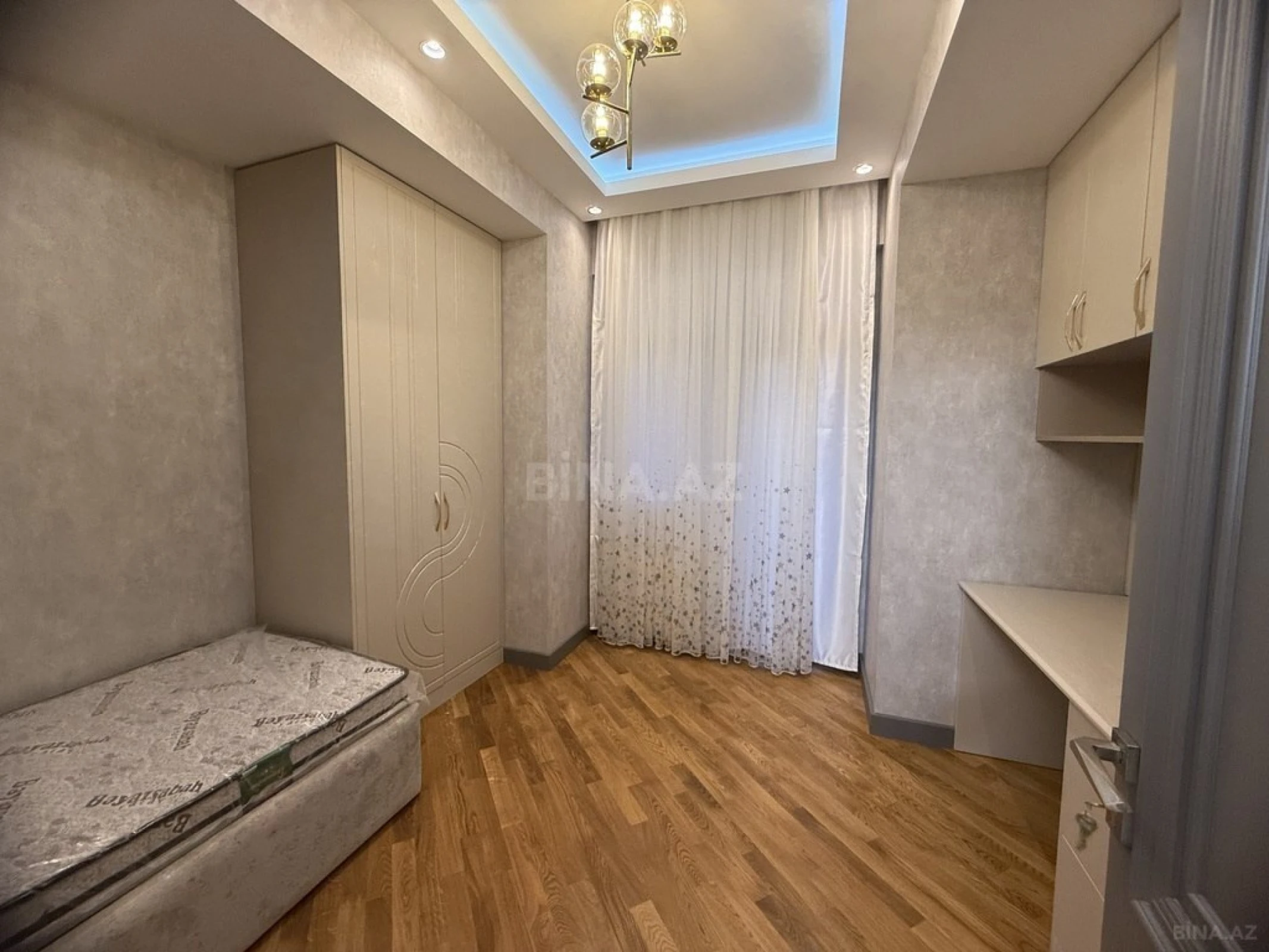 Kirayə verilir 3 otaqlı mənzil 150 m²