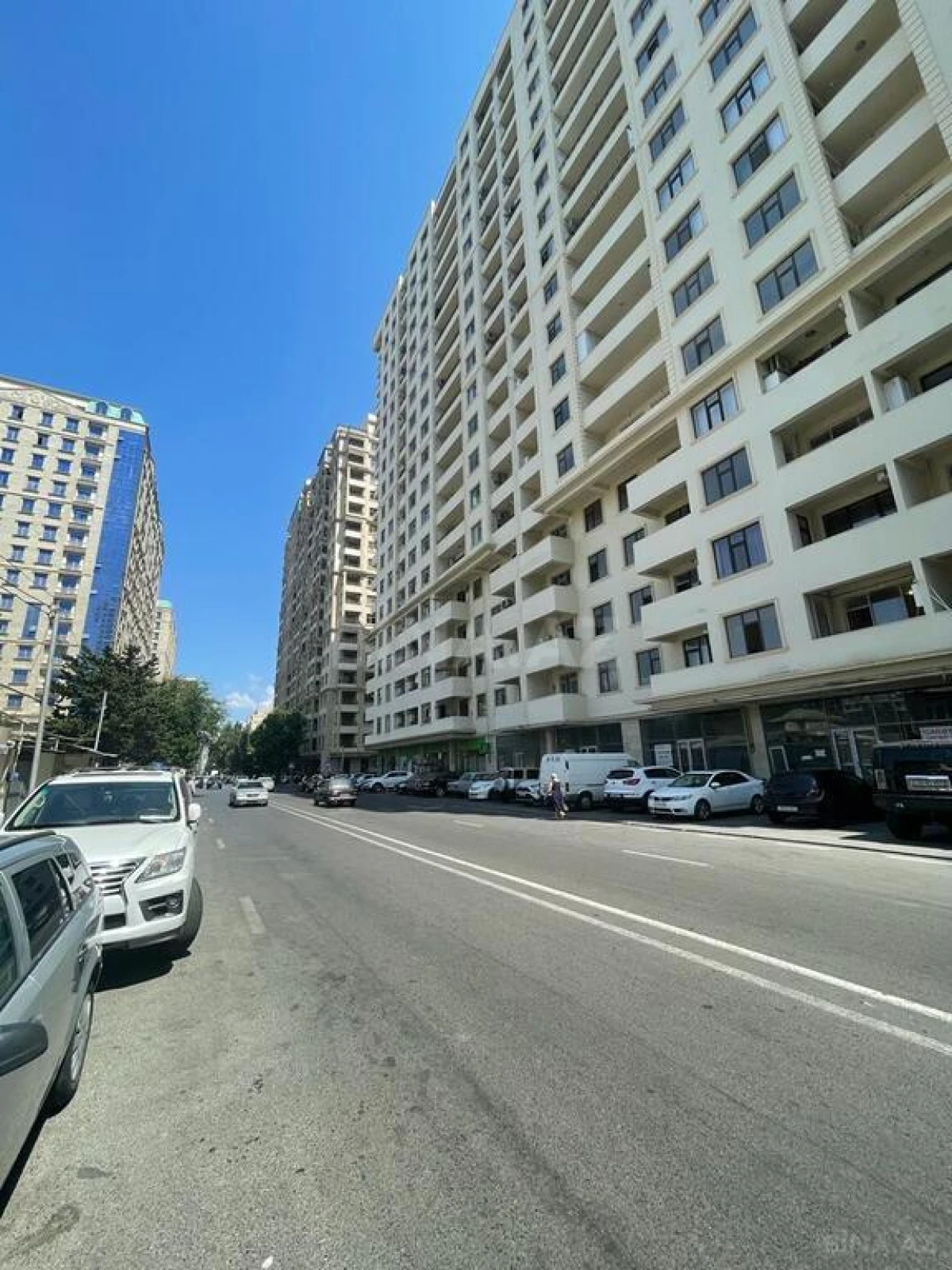 Satılır 4 otaqlı mənzil 175 m²