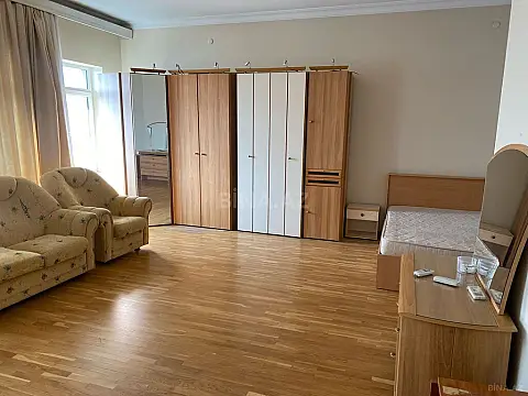 Kirayə verilir 7 otaqlı mənzil 350 m²