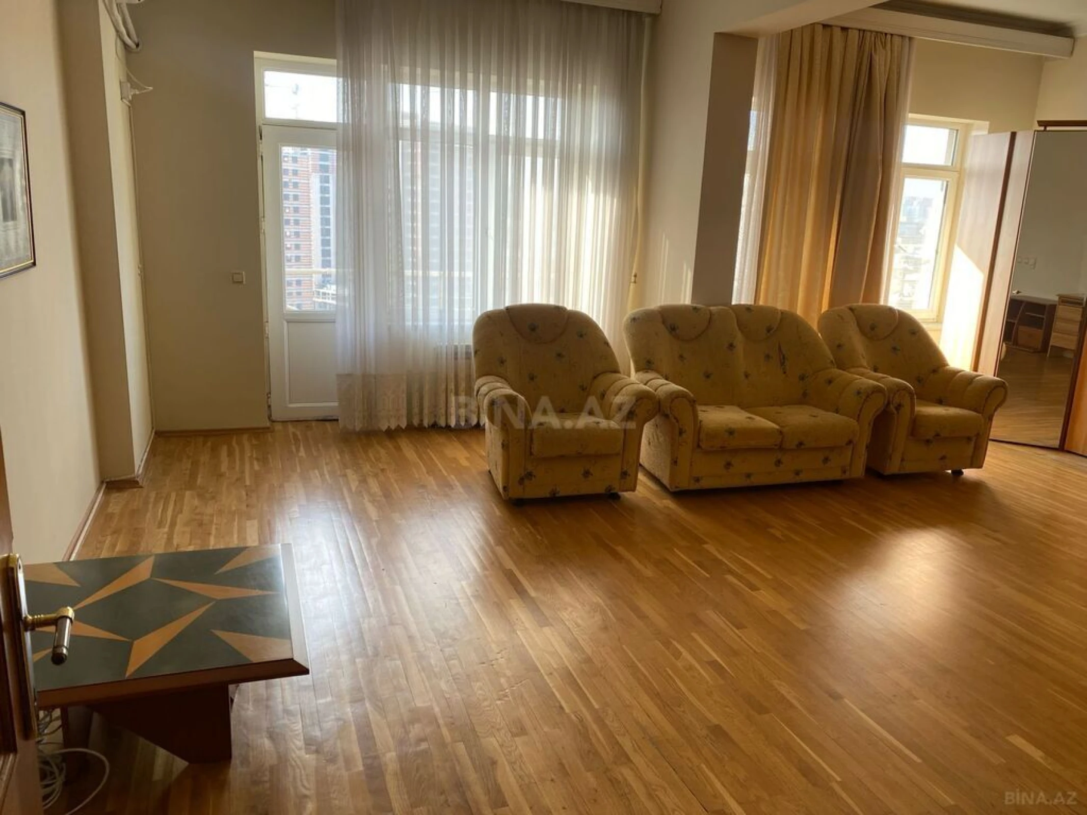 Kirayə verilir 7 otaqlı mənzil 350 m²