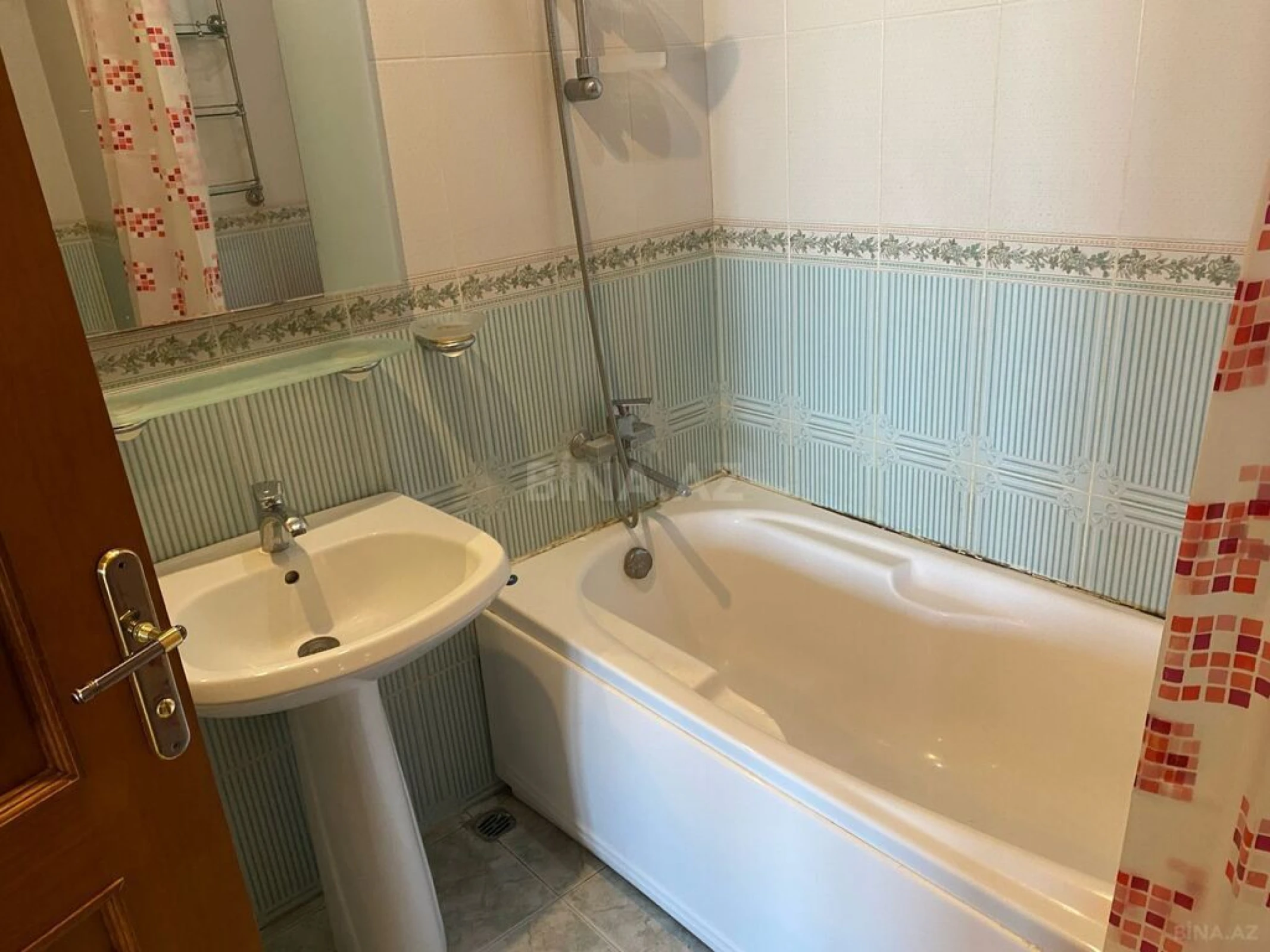 Kirayə verilir 7 otaqlı mənzil 350 m²