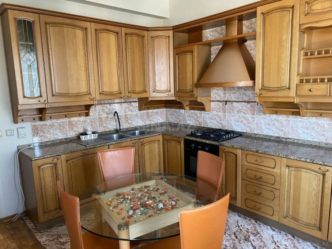 Kirayə verilir 7 otaqlı mənzil 350 m²