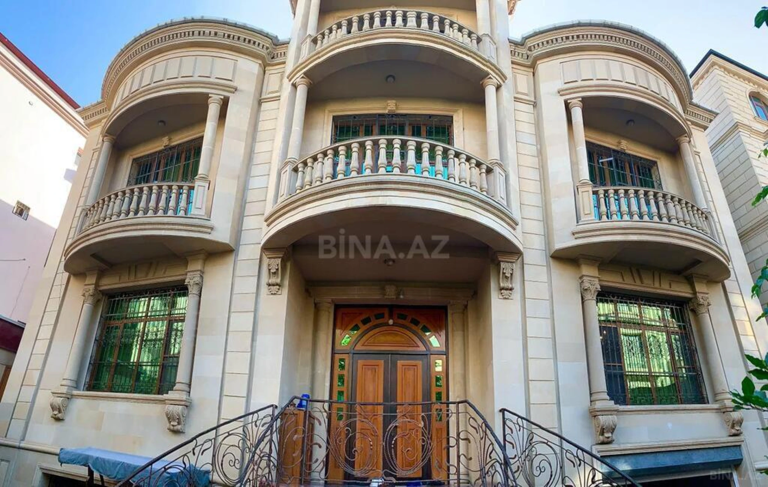 Satılır 10 otaqlı həyət evi 900 m²