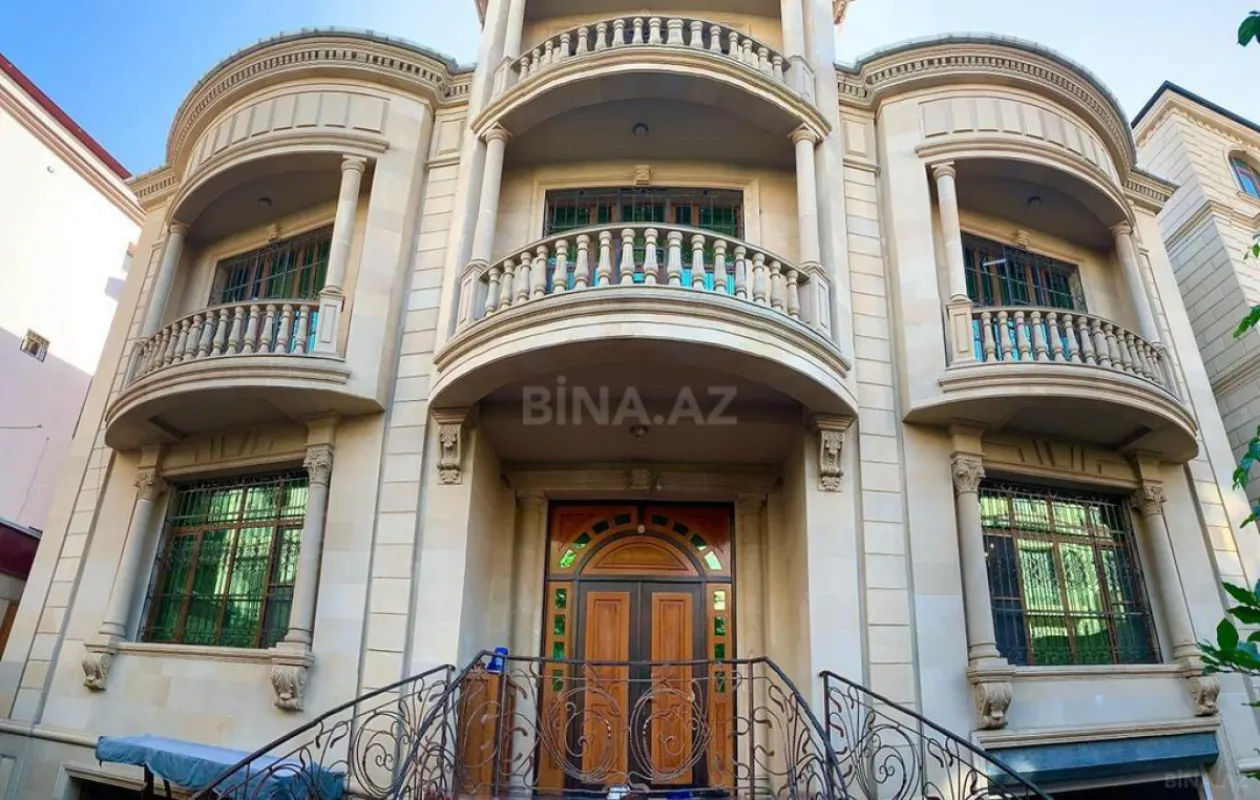 Satılır 10 otaqlı həyət evi 900 m²
