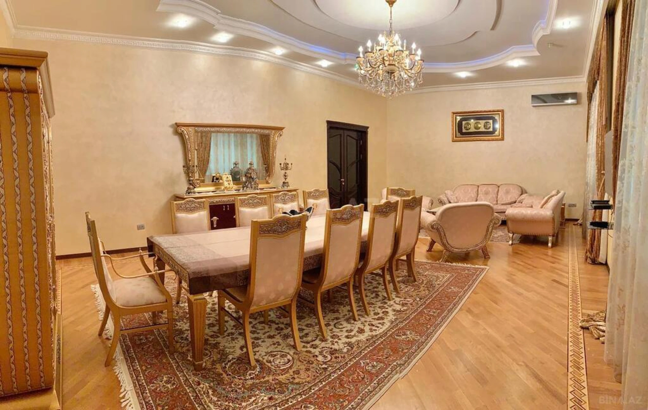 Satılır 10 otaqlı həyət evi 900 m²