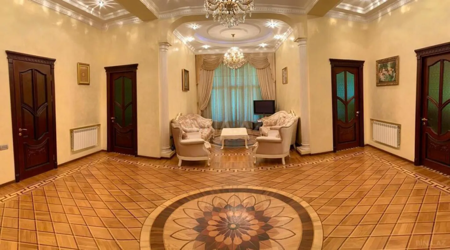 Satılır 10 otaqlı həyət evi 900 m²