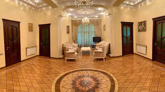 Satılır 10 otaqlı həyət evi 900 m²