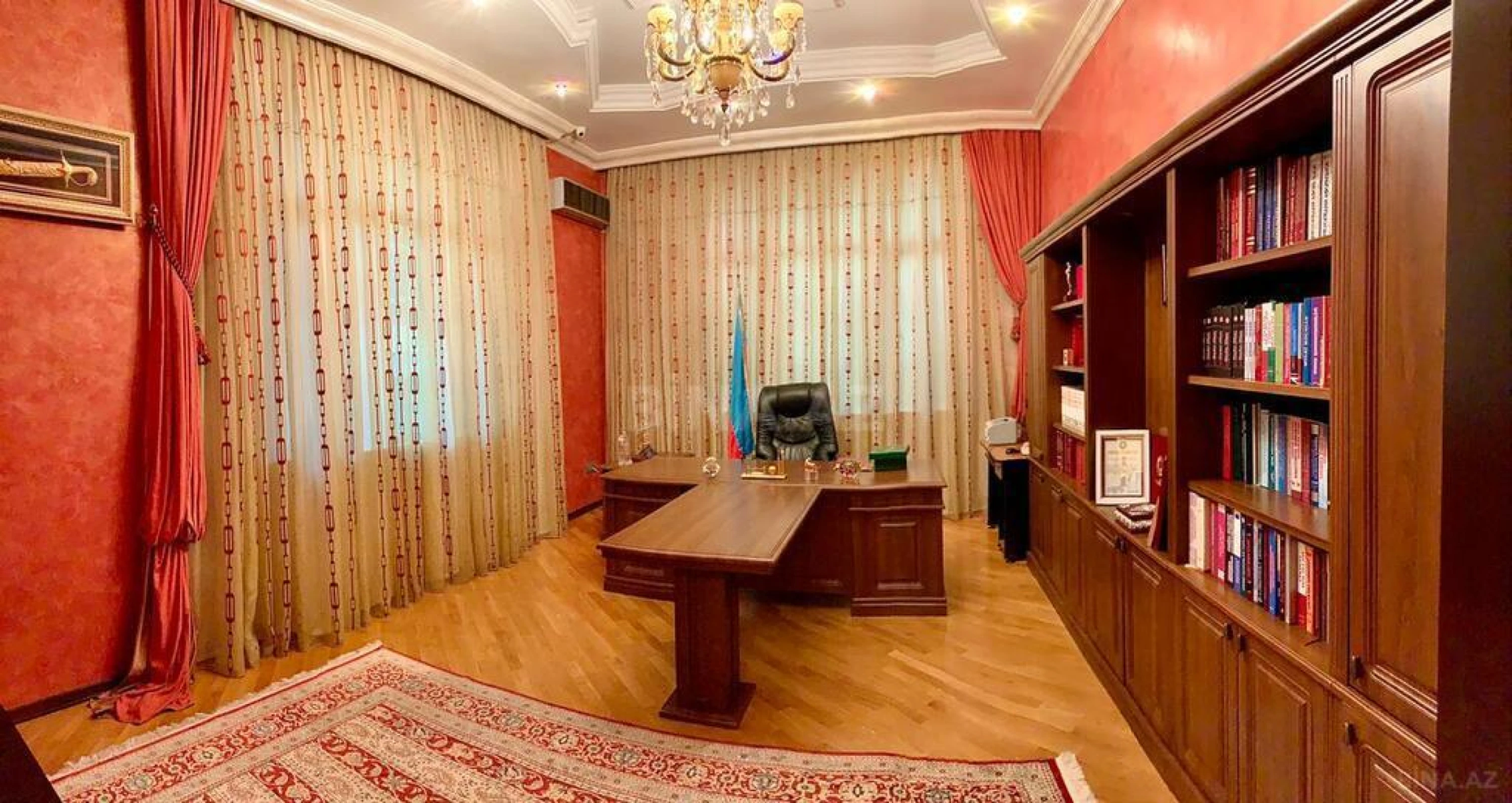 Satılır 10 otaqlı həyət evi 900 m²