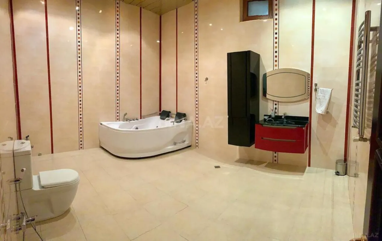 Satılır 10 otaqlı həyət evi 900 m²