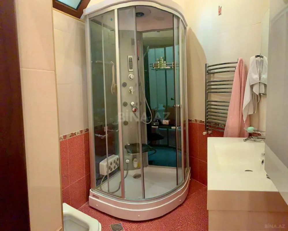 Satılır 10 otaqlı həyət evi 900 m²