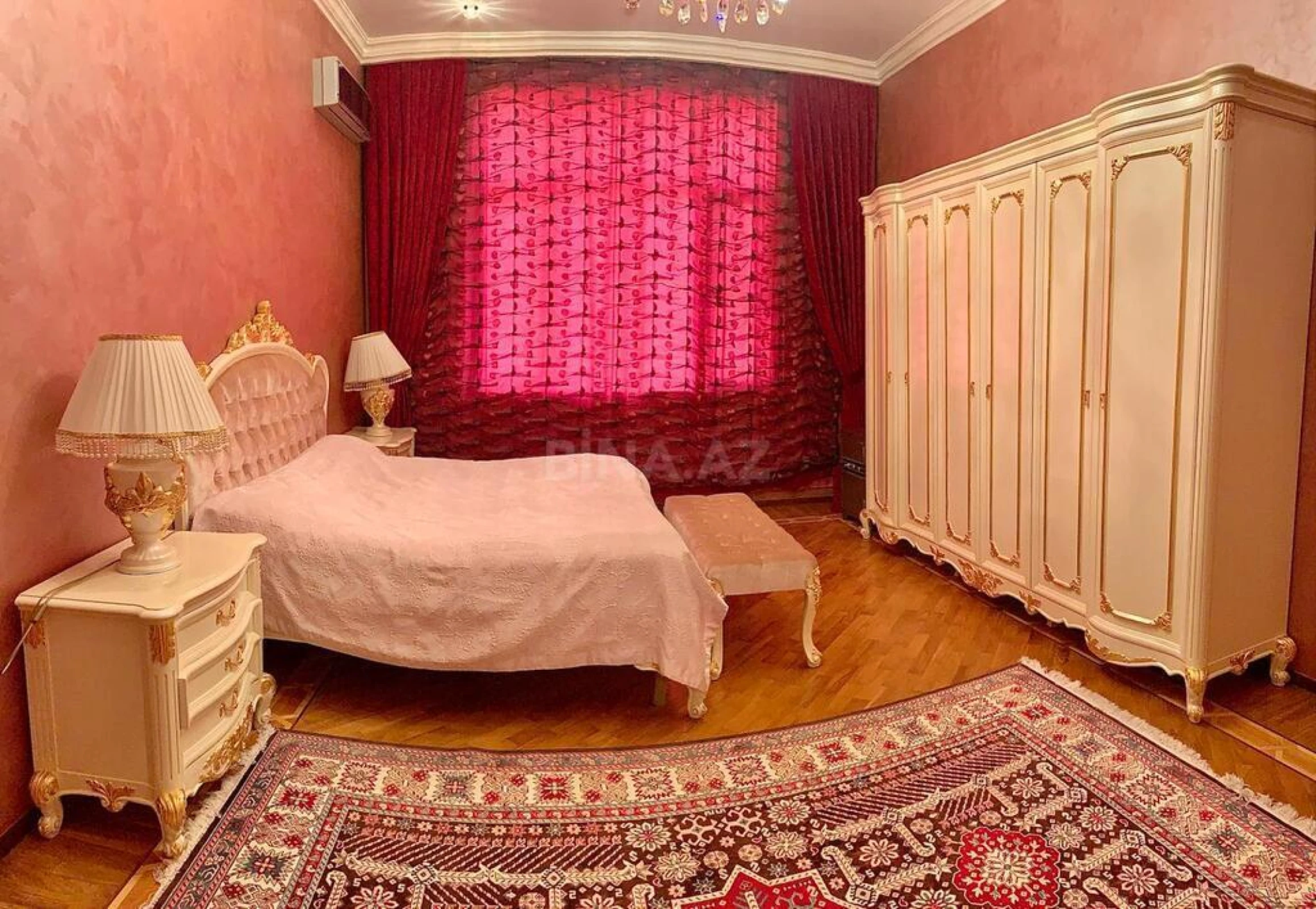 Satılır 10 otaqlı həyət evi 900 m²