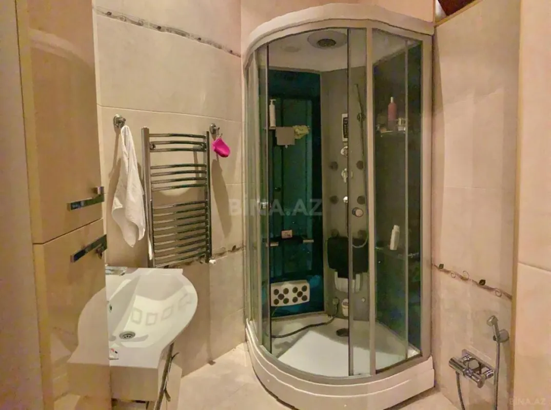 Satılır 10 otaqlı həyət evi 900 m²